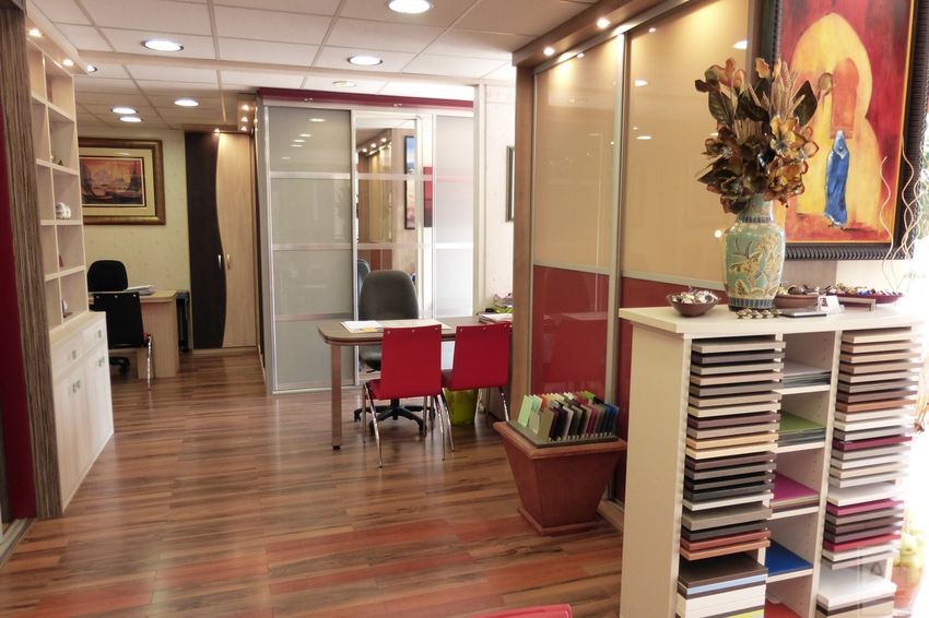 Bureau d'entreprise avec meubles sur mesure