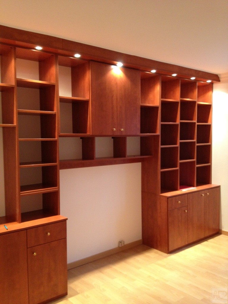 bibliothèque sur mesure en bois avec éclairage