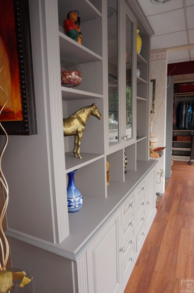 bibliothèque grise sur mesure avec décoration