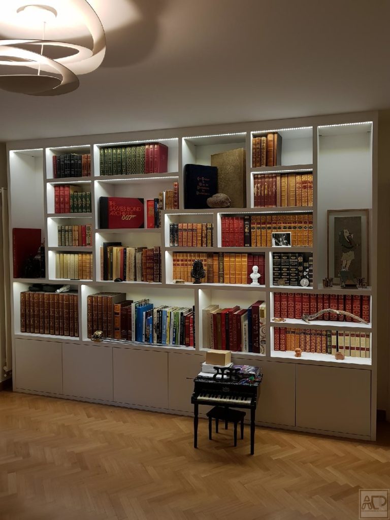 bibliothèque blanche sur mesure avec des livres