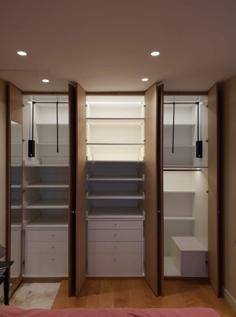 Placard sur mesure avec portes ouvertes