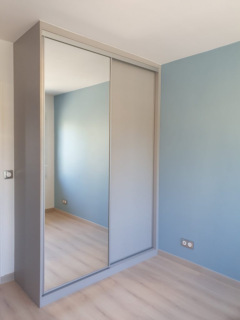 placard coulissant gris avec miroir