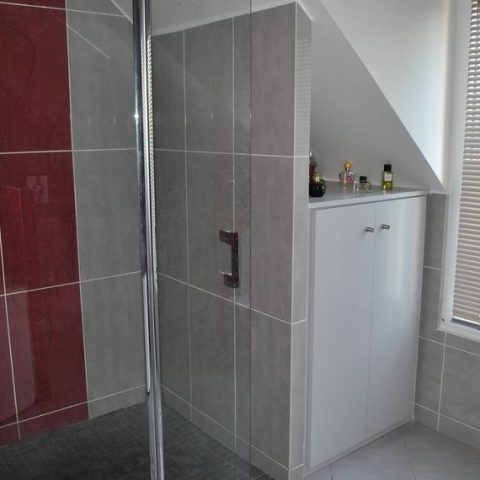 salle de bain avec placard sur mesure