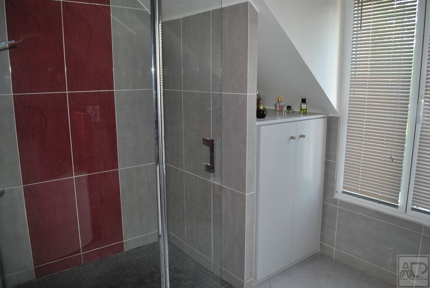 salle de bain avec placard sur mesure