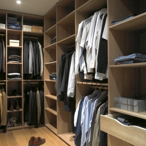 dressing sur mesure avec des vêtements à l'intérieur