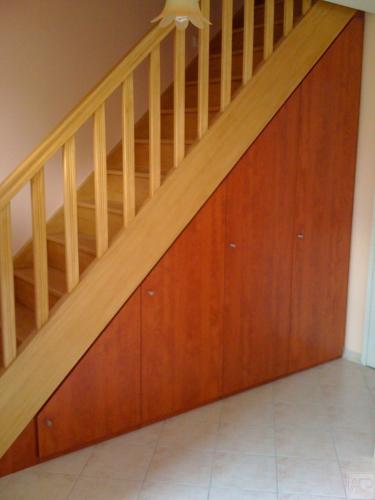 placard en bois sous escalier