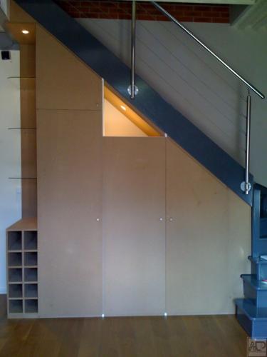 placard en bois sous escalier design avec éclairage