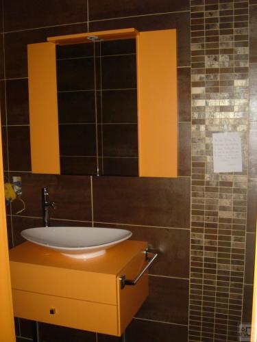 meubles jaune de salle de bain sur mesure