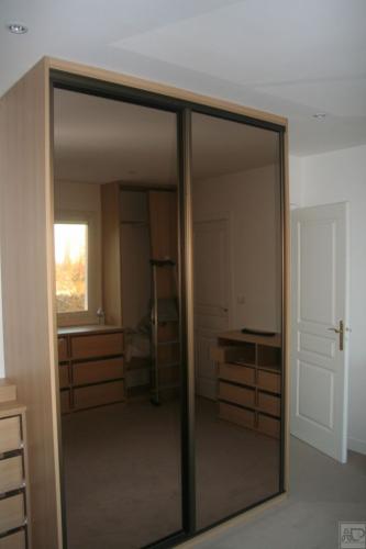 placard en bois sur mesure avec miroir