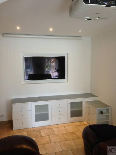 tv murale avec meuble blanc sur mesure