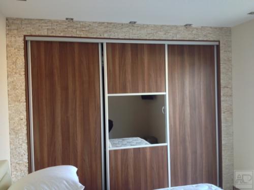 placard en bois pour chambre avec portes coulissantes