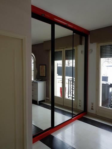 placard sur mesure rouge avec des miroirs